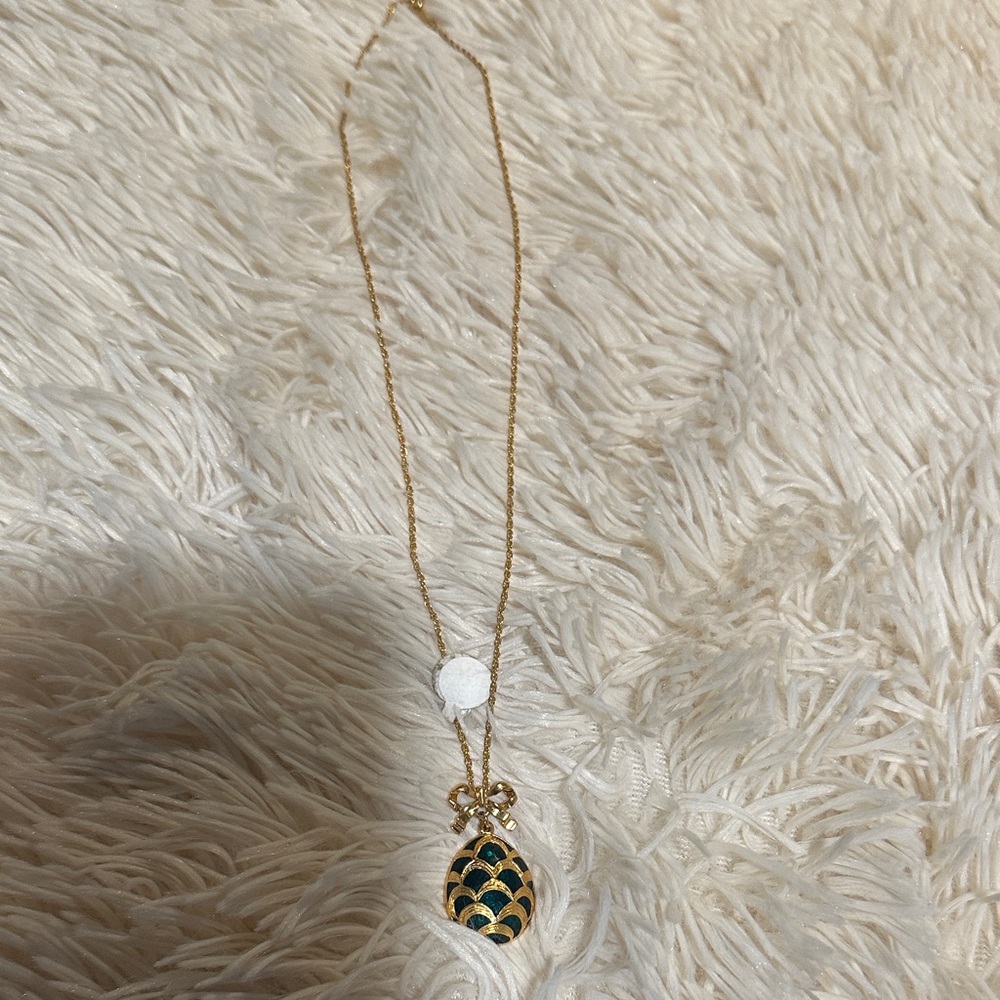 Vintage Elegant Gold and Green Pendant Necklace (NWOT)